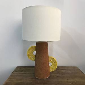 HATCUS ΦΩΤΙΣΤΙΚΟ ΕΠΙΤΡΑΠΕΖΙΟ 30.7x30.7x52.5cm POLYRESIN ΜΠΕΖ ΥΦΑΣΜΑ ΛΕΥΚΟ