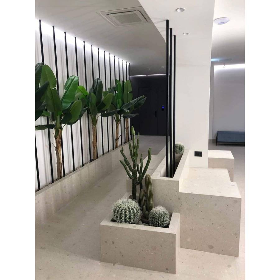 FEROCACTUS ΦΥΤΟ ΤΕΧΝΗΤΟ ΣΕ ΓΛΑΣΤΡΑ 25x25x33cm ΥΦΑΣΜΑ ΠΡΑΣΙΝΟ ΛΕΥΚΟ ΠΛΑΣΤΙΚΟ