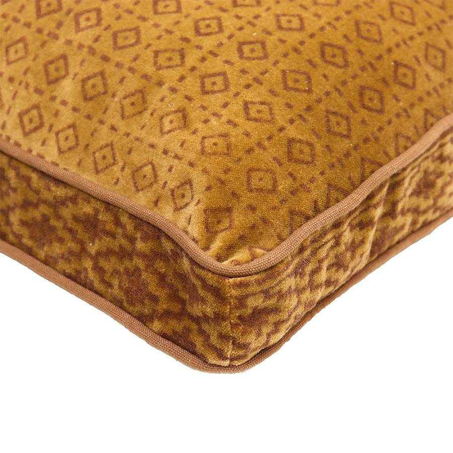 SUNDIAL A ΔΙΑΚΟΣΜΗΤΙΚΟ ΜΑΞΙΛΑΡΙ 50x50cm ΒΑΜΒΑΚΙ CARAMEL ΒΕΛΟΥΔΟ