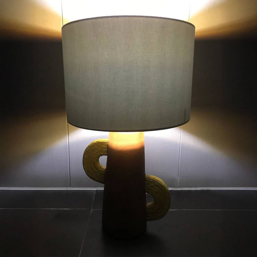 HATCUS ΦΩΤΙΣΤΙΚΟ ΕΠΙΤΡΑΠΕΖΙΟ 30.7x30.7x52.5cm POLYRESIN ΜΠΕΖ ΥΦΑΣΜΑ ΛΕΥΚΟ