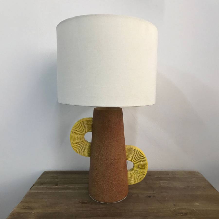 HATCUS ΦΩΤΙΣΤΙΚΟ ΕΠΙΤΡΑΠΕΖΙΟ 30.7x30.7x52.5cm POLYRESIN ΜΠΕΖ ΥΦΑΣΜΑ ΛΕΥΚΟ