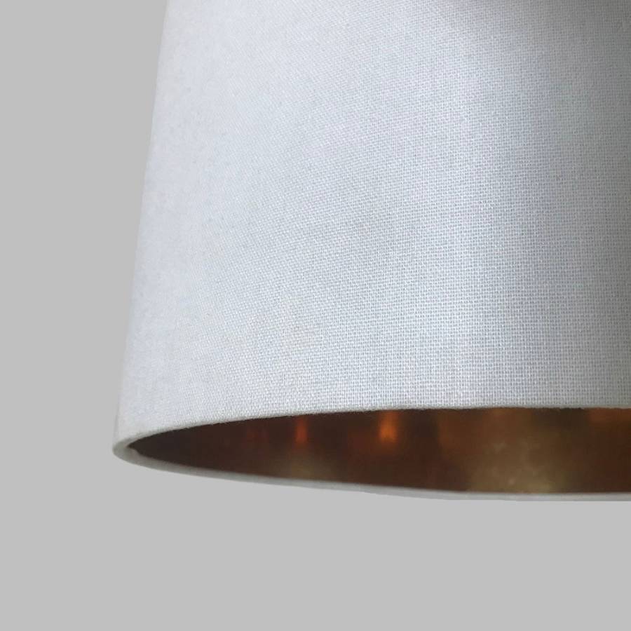 HATCUS ΦΩΤΙΣΤΙΚΟ ΕΠΙΤΡΑΠΕΖΙΟ 30.7x30.7x52.5cm POLYRESIN ΜΠΕΖ ΥΦΑΣΜΑ ΛΕΥΚΟ